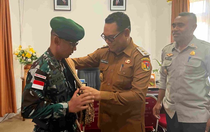 Wakil Bupati Belu mengenakan kain adat Dansatgas Yonarmed 12 Kostrad, Selasa (30/9)