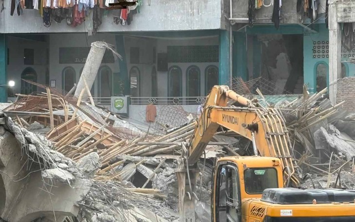 Sejumlah alat berat telah dikerahkan untuk membantu proses evakuasi material puing bangunan insiden ambruk nya musala Pondok Pesantren (Ponpes) Al Khoziny, Sidoarjo, Jawa Timur,  Minggu (5/10).
