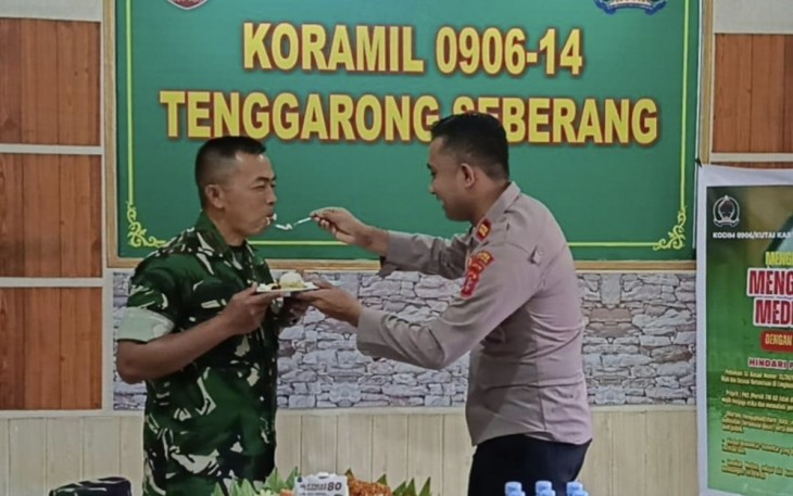 Kapolsek Tenggarong Seberang berikan surprise Danramil 0906/14 Tgrs Kapten Inf Priyanto, Senin (6/10)