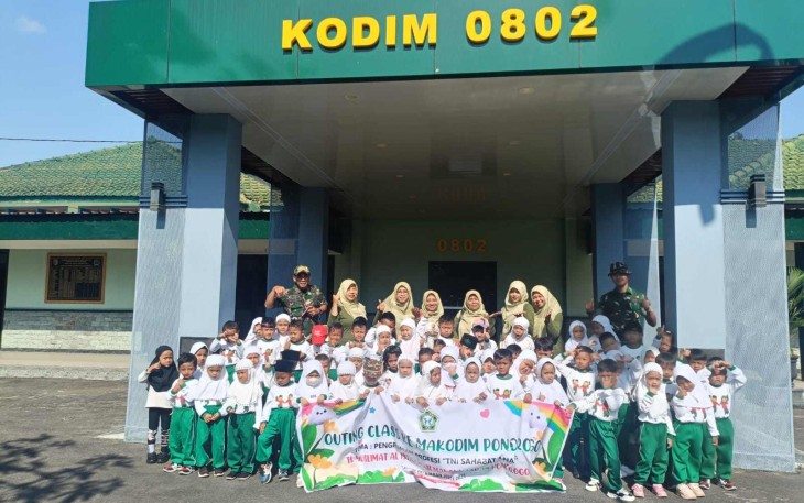 TK Muslimat Al-Istiqomah foto bersama di Kodim 0802 Ponorogo 