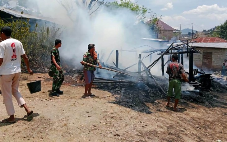 Padamkan kebakaran rumah warga di perbatasan 