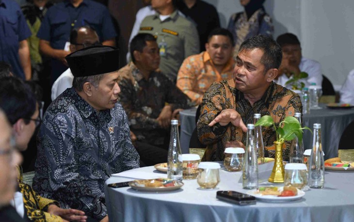 Kasad Jenderal TNI Maruli Simanjuntak berbincang dengan Menkop Ferry Juliantono 