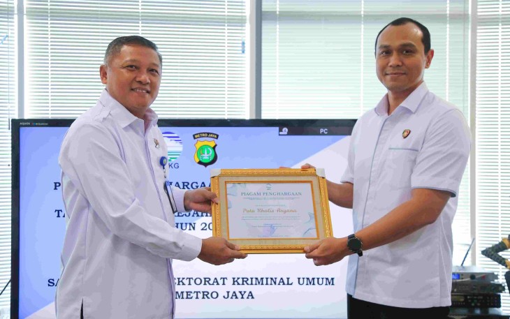 Wadirreskrimum PMJ AKBP Putu Kholis saat menerima penghargaan BMKG