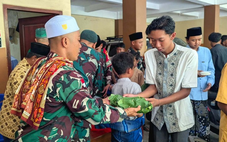 Jum'at berkah Satgas Pamtas Yonarmed 12 Kostrad 