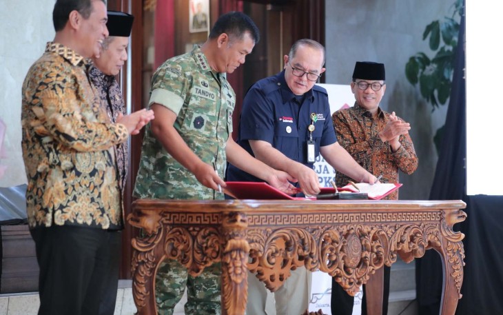 Mendes Yandri menyaksikan perjanjian kerjasama PT Agrinas Pangan Nusantara (Persero) dan TNI di Mabes Cilangkap, Jakarta, Jum'at (10/10)