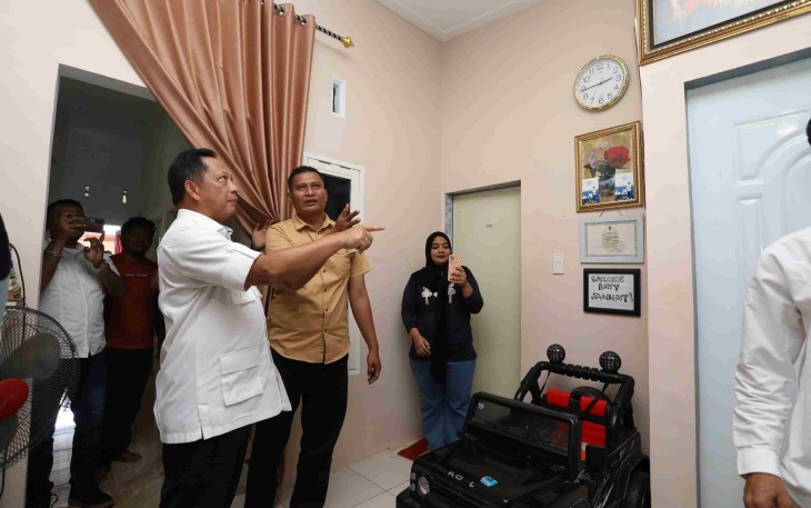 Mendagri Tito Karnavian saat meninjau rumah MBR
