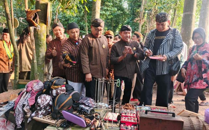 Suasana pasar tempo doeloe gunung kunci, Minggu (19/10)