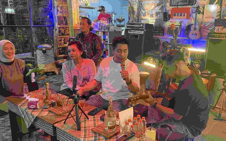 Suasana malam interaksi pengunjung 'Ingin Cafe' Malang