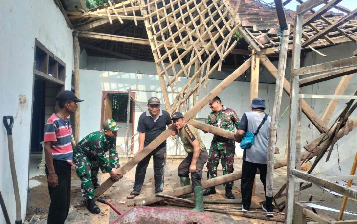 Atap rumah warga desa binaan roboh