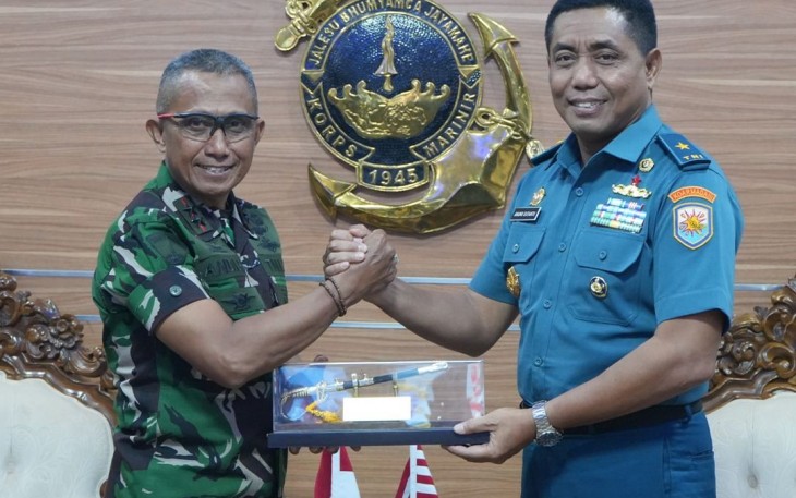 Kas Koarmada III Laksamana Muda TNI Dr Hudiarto Krisno Utomo menerima cenderamata 