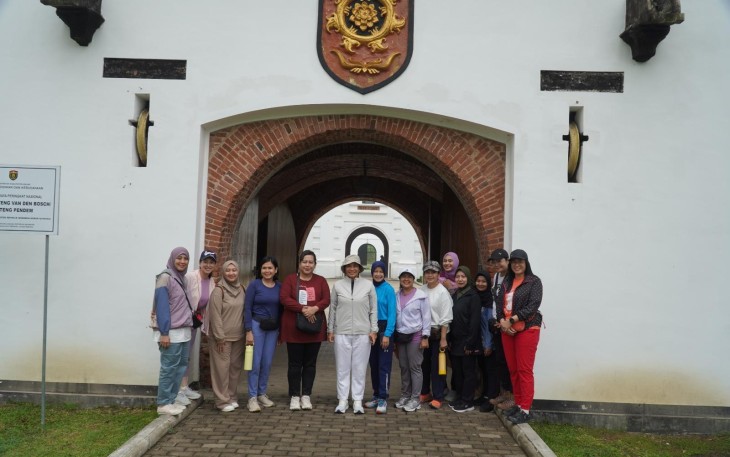 Foto bersama Ketua Umum Persit Ny. Uli Simanjuntak saat mengunjungi benteng Van Den Bosch di Ngawi, Jum'at (24/10)