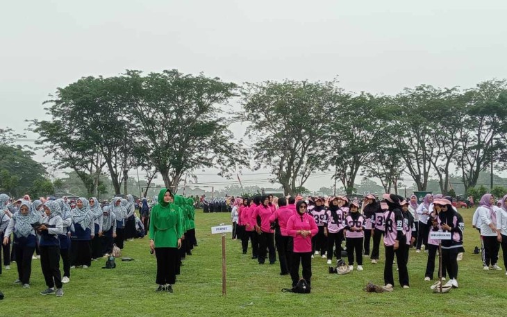 Senam Perwosi di Lapangan Desa Tepas, Kecamatan Geneng