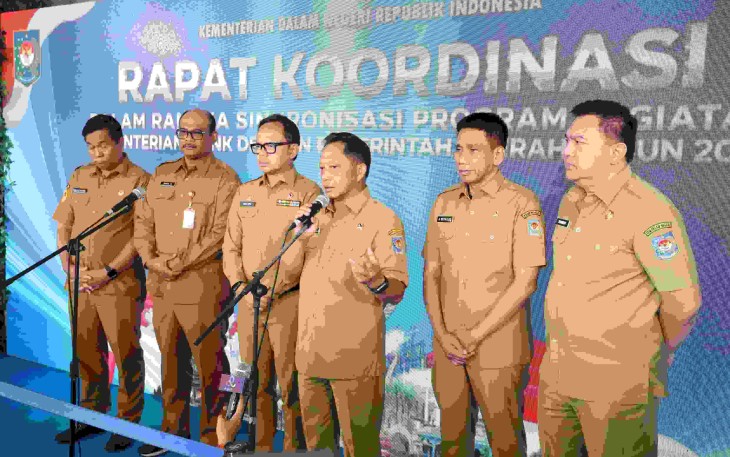 Mendagri Tito Karnavian saat memberikan keterangan pers di Jatinangor, Senin (27/10)