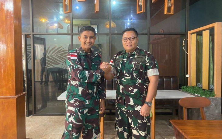 Dansatgas Yonarhanud 2 Kostrad Letkol Arh Endis Fahrul Rizal bersama Dandim 1618/TTU Letkol Arm Didit Prasetyo Purwanto di Makodim, Senin (27/10)