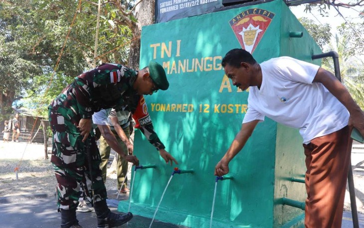 Dansatgas Yonarmed 12 Kostrad Letkol Arm Dr Erlan Wijatmoko meresmikan sumur air warga dusun Adubitin, desa Silwan