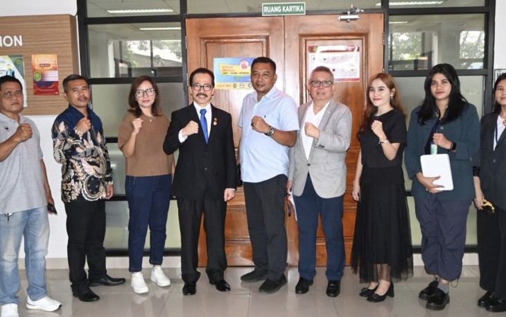 Ketum DPP APKOMINDO Ir Soegiharto Santoso foto bersama usai persidangan