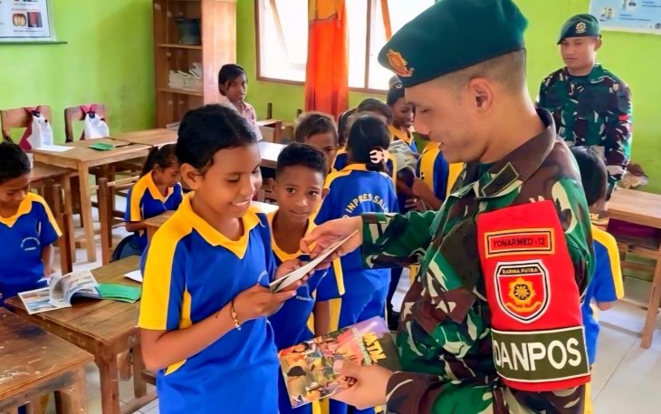 Senyum bahagia siswa menerima buku pintar, Rabu (5/11)