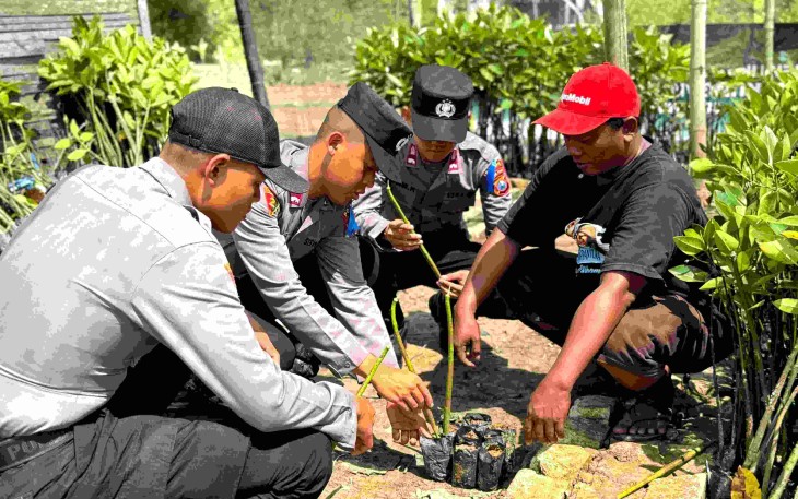 Siswa SPN Polda Jatim saat tanam mangrove 