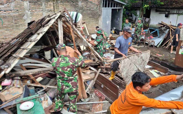 Evakuasi puing rumah warga binaan yang roboh