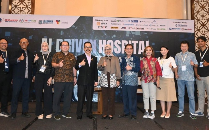 Foto bersama Dr. Allin Hendalin Mahdaniar, M.KM, Kepala Dinas Kesehatan Kota Tangerang Selatan, usai menyampaikan keynote speech 'Roadmap Digitalisasi Kesehatan Daerah'. Kolaborasi nyata mewujudkan visi Smart Hospital dan Smart City. (18/11/2025)