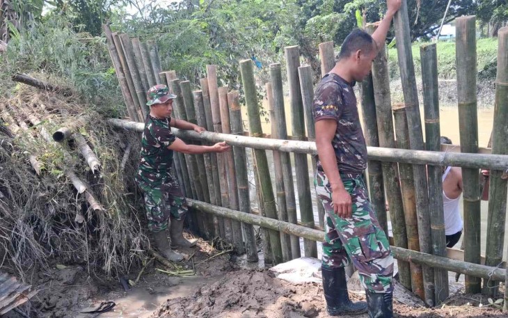 Babinsa Koramil 06/Lubuk Pakam perbaiki tanggul jebol di wilayah desa binaan, Kamis (4/12)