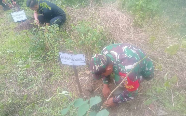 Penanaman bibit pohon di wilayah desa binaan 