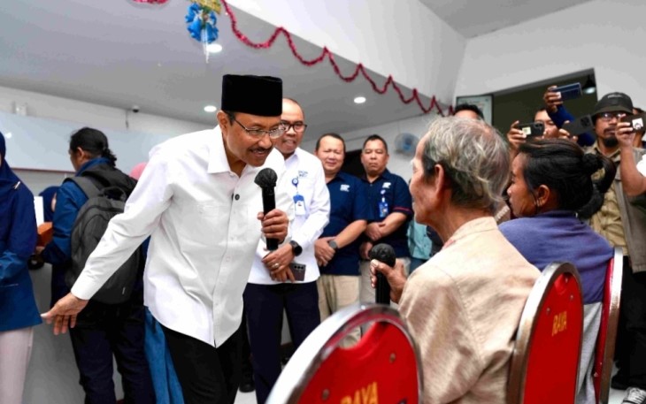 Mensos Saifullah Yusuf berdialog dengan penerima bansos di kantor Pos Kebonrojo, Surabaya, Senin (29/12)