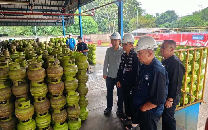 Kepala Disdagin Kota Depok, Dudi Mi'raz Imaduddin bersama jajarannya meninjau alokasi Gas LPG di SPBE PT Catur Jaya Perkasa, Kecamatan Tapos