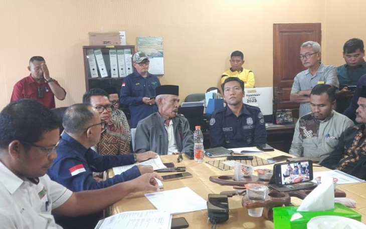 konferensi pers di Aula Kantor Bupati Aceh Singkil, Kamis, 25 September 2025.
