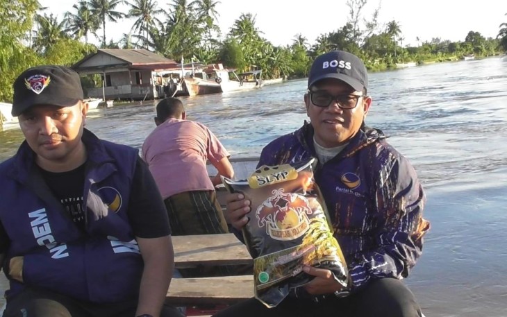 Muslim Ayub Salurkan Bantuan Banjir Aceh Singkil