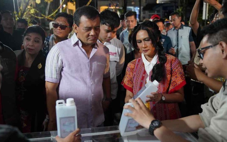 Gubernur Jawa Tengah bersama Rektor UKSW, Wali Kota Salatiga, bersama tamu undangan lainnya saat mengunjungi stan inovasi alat penjernih air dari udara produk dari Fakultas Sains dan Matematika UKSW dalam kegiatan Penutupan Gelar Inovasi Harmoni Nusantara (GIHN) 2025