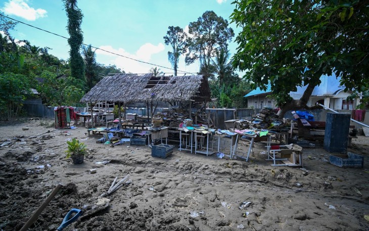 Kondisi buku-buku dan peralatan belajar pasca terdampak bencana banjir dan longsor.