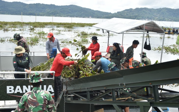 TNI dan Warga Bersatu Padu Gasak Eceng Gondok di Danau Tondano