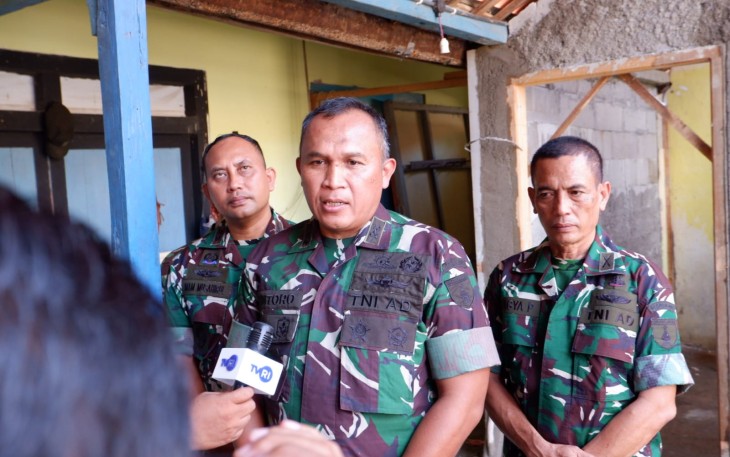 Dandim 0801Pacitan Letkol Arh Imam Musahirul, S.H., M.I.P. mendampingi Danrem 081Dsj memberikan bantuan berupa Keramik dan sembako untuk Panti Asuhan Citra Diri di Dusun Krajan, Desa Kayen, Kec.KabPacitan, Rabu (1642025).