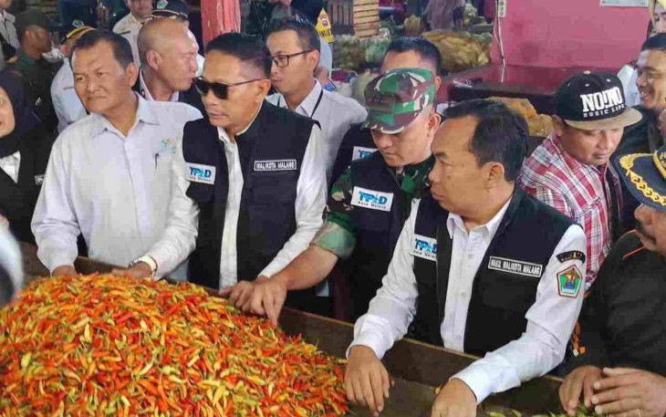 Dandim 0833/Kota Malang Letkol Arm Aris Gunawan saat meninjau pasar induk Gadang, Rabu (26/3)