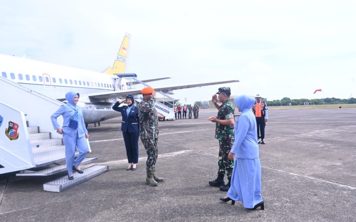 Danlanud Sultan Hasanuddin saat Sambut Kedatangan Pangkorpasgat di Baseops Lanud Sultan Hasanuddin, Makassar, Kamis (28/8/2025).