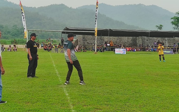 Danramil 0801/03 Arjosari saat Buka Acara Turnamen SSB Rajamura Cup 1 U10 dan U12 TA. 2025