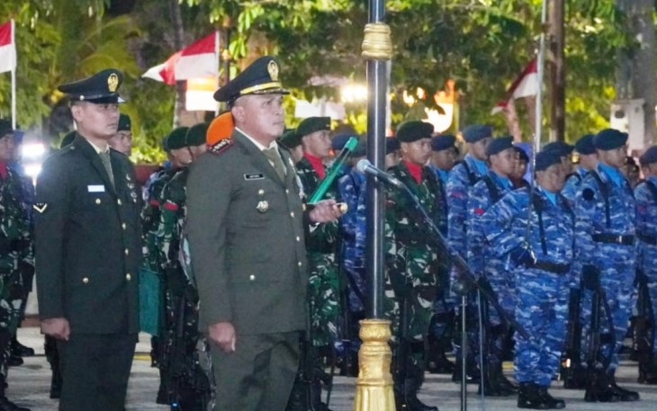 Danrem 081/DSJ Kolonel Arm Untoro Hariyanto saat memimpin AKRS di Taman Makam Pahlawan (TMP) Kota Madiun, Minggu (17/8/2025) dini hari.