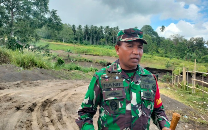 Dandim 1310/Bitung saat memberikan keterangan kepada sejumlah wartawan dilokasi pembangunan jalan TMMD Ke-123 Kodim 1310/Bitung