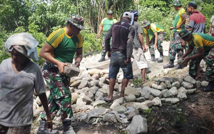 Satgas Pos Fohuk saat Perbaiki Tanggul Jalan Trans Log di Desa Loonuna