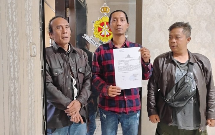 Dian sapaan akrabnya melaporkan ke SPKT Polsek Batu dengan didampingi dua rekannya, Agus Adianto dan Zulkifli sesama jurnalis.