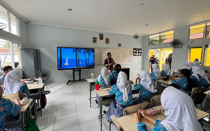 Direktur Guru Pendidikan Menengah dan Pendidikan Khusus, Putra Asga Elevri, hadir mengajar sebagai guru di kelas XI SMA Negeri 7 Bogor.