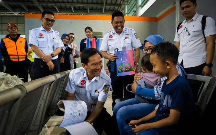 Semakin Melayani Sepenuh Hati, Direktur Utama KAI Bobby Rasyidin Menyapa Langsung Pelanggan di Wilayah Daop 1 Jakarta