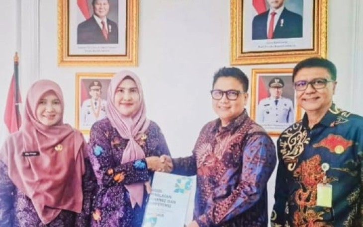 Kepala Diskominfo Kepri saat menerima kunjungan Kepala BKD dan KORPRI Provinsi Kepulauan Riau, Yenni Trisia Isabella, di Ruang Kolaborasi Diskominfo Kepri, Kamis (13/11/2025).