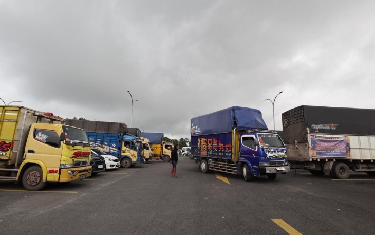 Sejumlah truk yang membawa barang bantuan warga terdampak bencana hidrometeorologi Aceh, Sumatra Barat dan Sumatra Utara dari pemerintah dan masyarakat Provinsi Sumatra Selatan, menunggu bongkar barang di Pos Pendukung Logistik Nasional, kompleks Bandara Internasional Sisingamangaraja XII, Silangit, Sumatra Utara, Minggu (7/12).