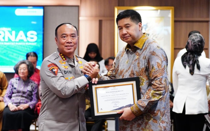 Menteri PKP Maruarar Sirait saat memberikan penghargaan kepada Polri, diterima langsung oleh Wakapolri Komjen Dedi Prasetyo.