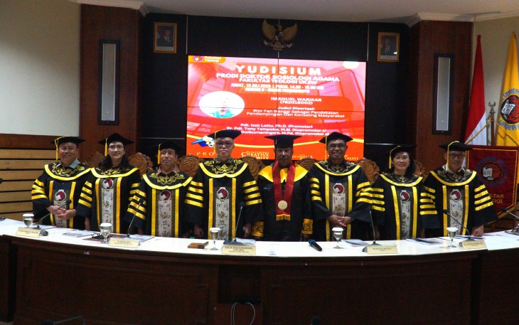 Foto bersama Wakil Rektor Bidang Pengajaran, Akademik, dan Kemahasiswaan, Promotor, Ko Promotor, dan Penguji. 