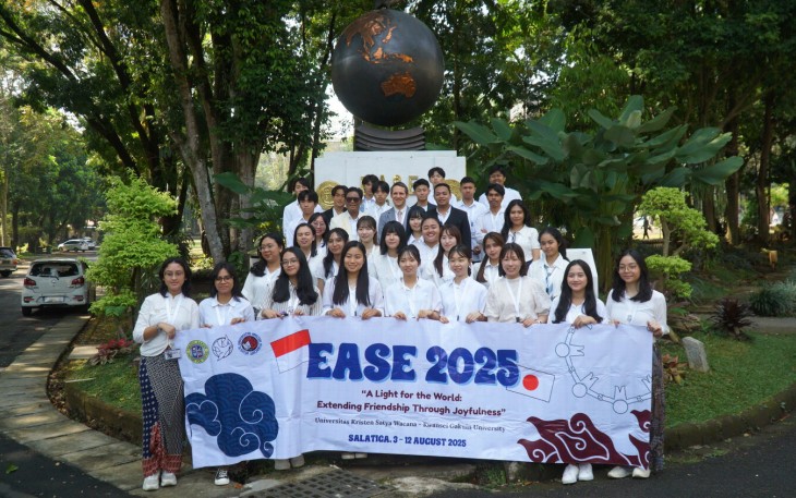Foto bersama dalam pembukaan program East Asia Student Encounter (EASE) Tahun 2025 di Tugu EASE.