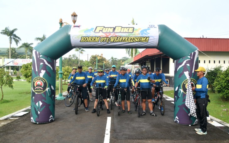 Kuatkan Sinergi bersama dengan komponen masyarakat diwilayah, Korem 071/Wijayakusuma dan BRI Kanca Purwokerto lakukan gowes bersama, Jumat (21/2/2025)