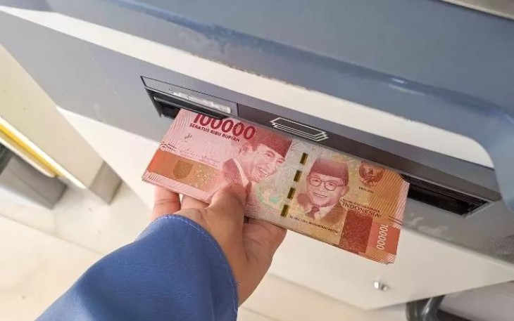 Ilustrasi pengambilan uang melalui ATM